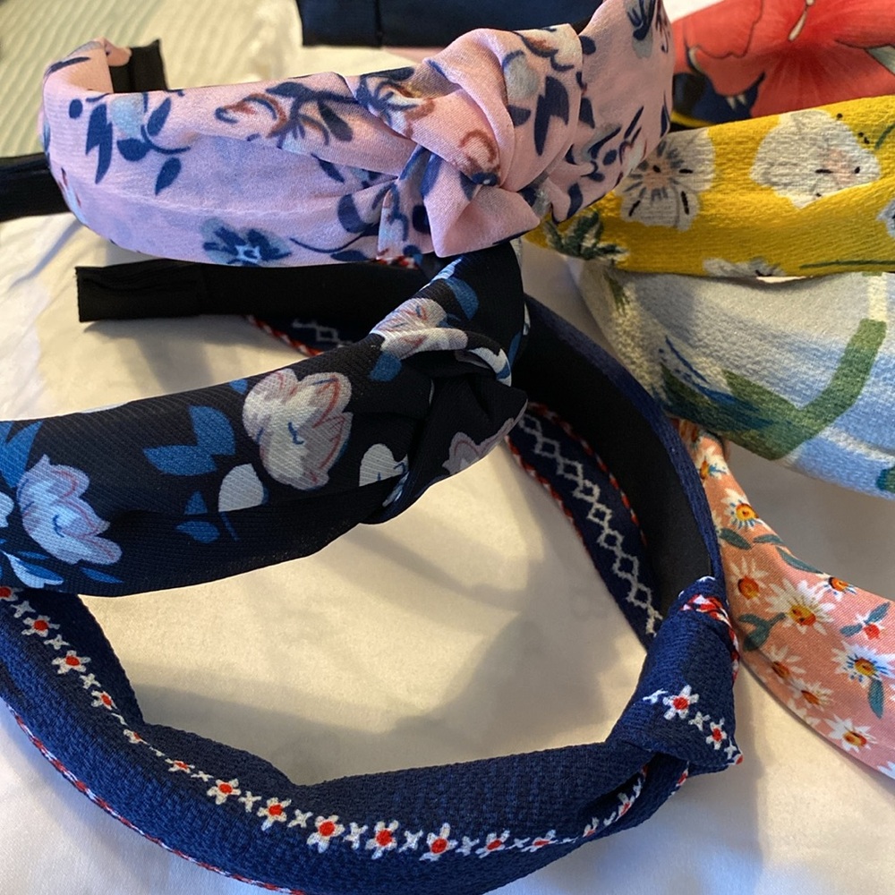 NWOT 10 cute headbands.
Great for reselling
Or as gifties!